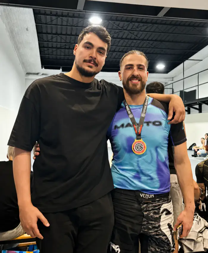 Nico, competidor de grappling, con su medalla