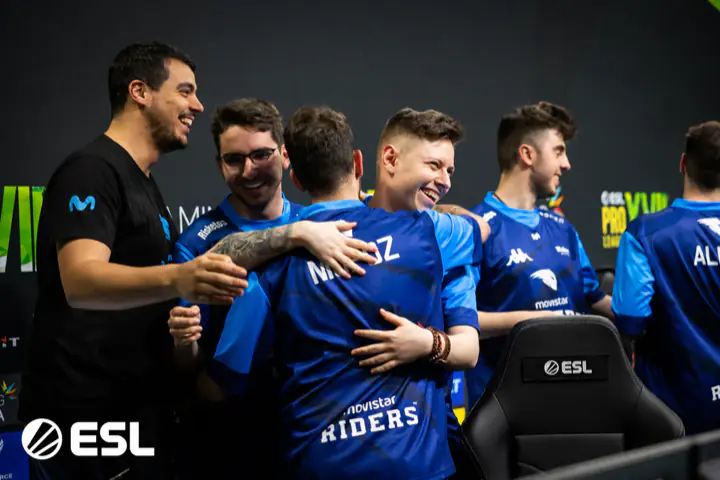 Movistar Riders celebrando en la ESL
