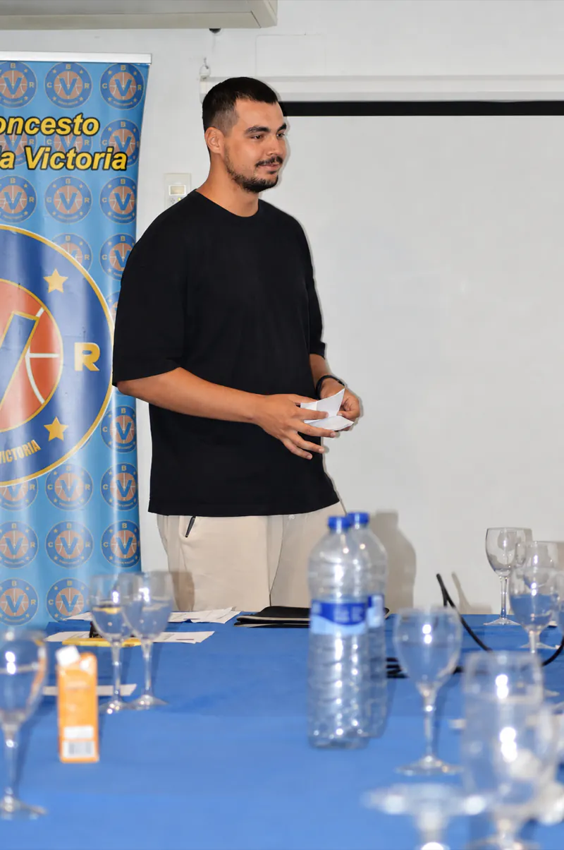 Joaquín dando una charla en el CB Rincón de la Victoria
